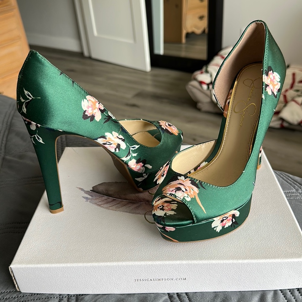 Stunning Green Heels